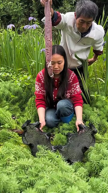 Daughter and father use new Fishing technic