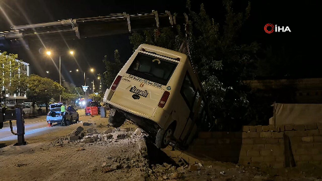 Kaza yapan yolcu minibüsü bahçe duvarında asılı kaldı