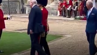 Trump viola el protocolo con el rey Carlos III