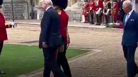 Trump viola el protocolo con el rey Carlos III