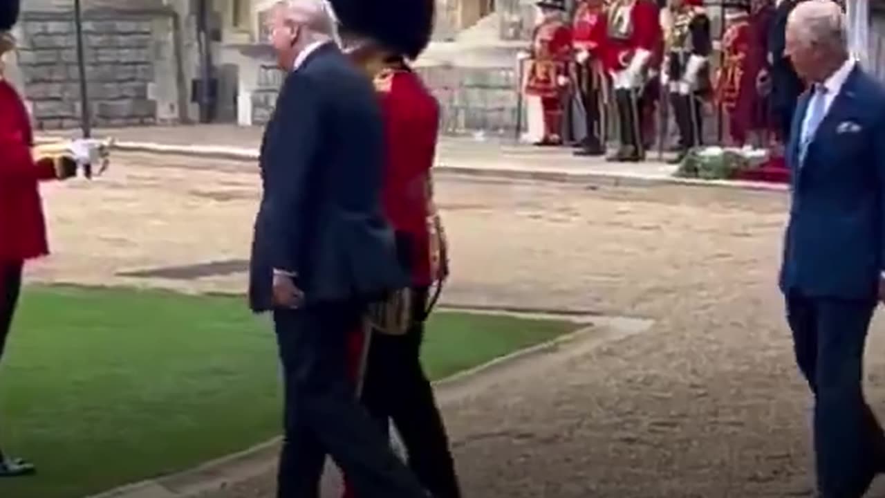 Trump viola el protocolo con el rey Carlos III