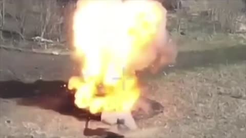 Ukrainian Drones Examines a Russian T80 Tank Before Sending it Into Oblivion