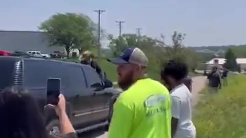 Anti-ICE Protesters Attempt to Obstruct Federal Vehicles in Portland