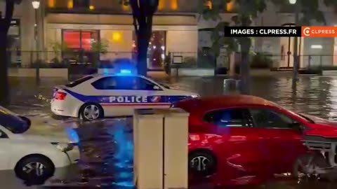 When a police car plays Titanic music during floods