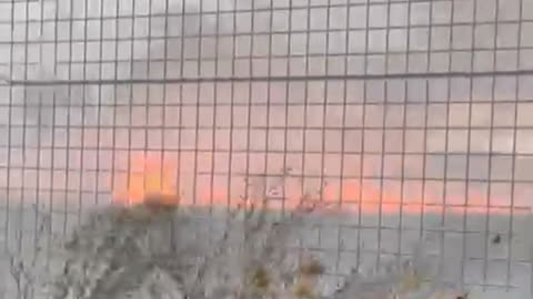 Bie zjarr pranë rrethimit të Bazës Ajrore të NATO-s në Kuçovë