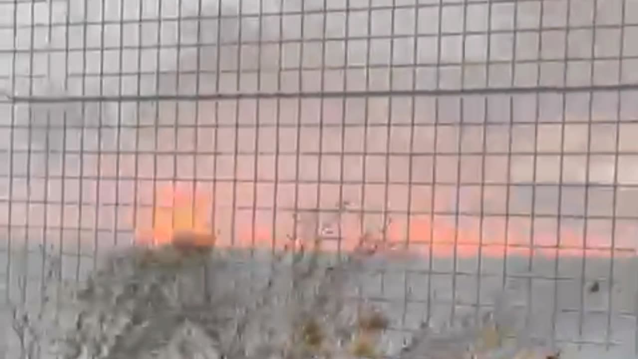 Bie zjarr pranë rrethimit të Bazës Ajrore të NATO-s në Kuçovë