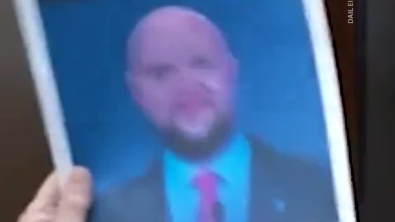 Ирландский политик держит лысого младенца с мемом о Джей Ди Вэнсе