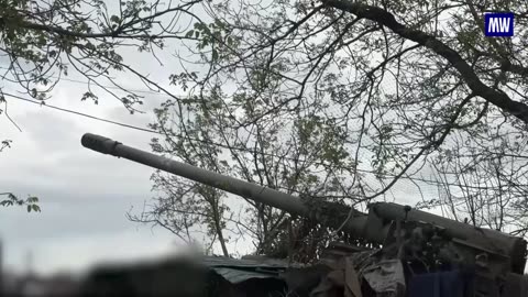 Servicemen of the 2S5 Giatsint-S self-propelled gun