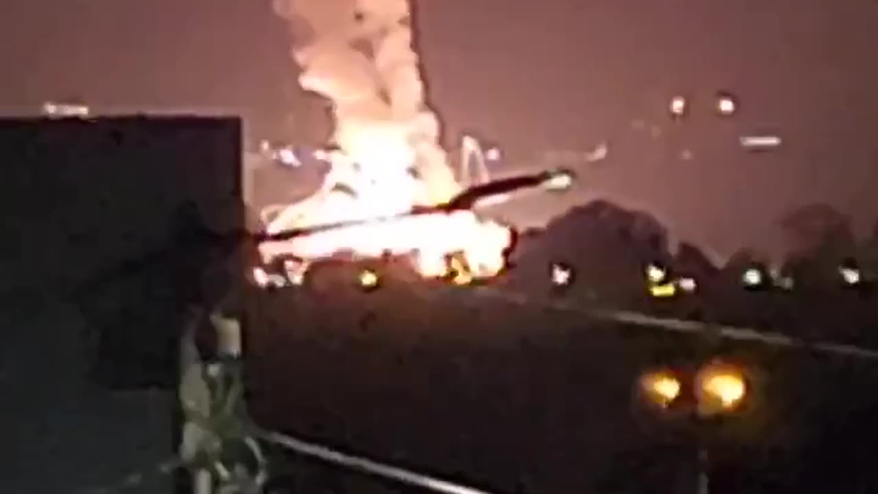 👀 The moment of Israeli air defense missile crashed in north Tel Aviv.