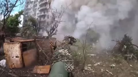 Ukrainian Leopard 2A4 Tank Firing On Russian Positions Inside a Building in Pokrovsk