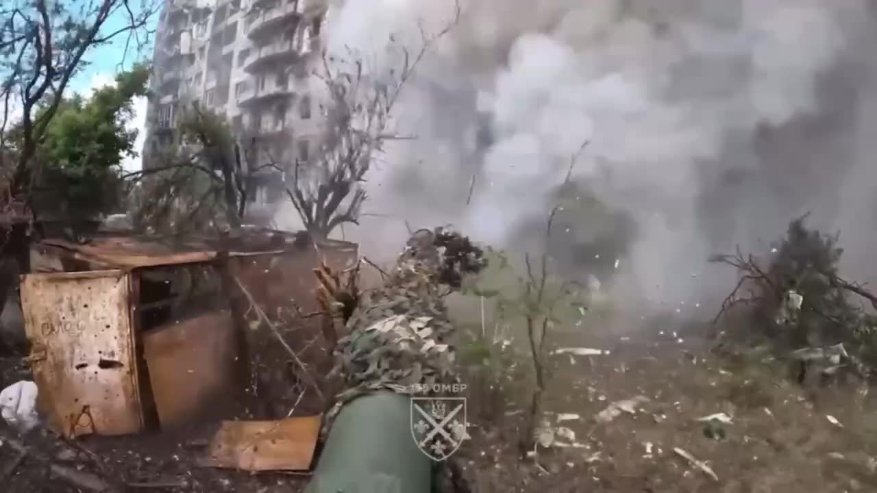 Ukrainian Leopard 2A4 Tank Firing On Russian Positions Inside a Building in Pokrovsk