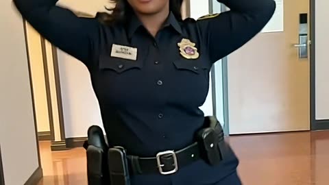 When the phone vanishes, the vibes take over… and she dances like nobody’s watching 🔥💃🏽