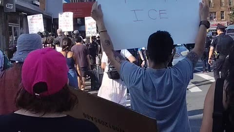 "No ICE, no redadas, no USA fascista."