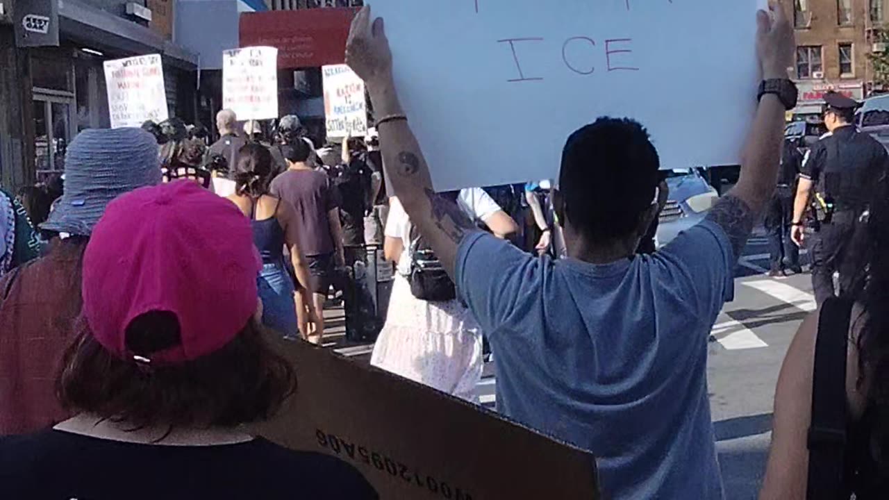 "No ICE, no redadas, no USA fascista."
