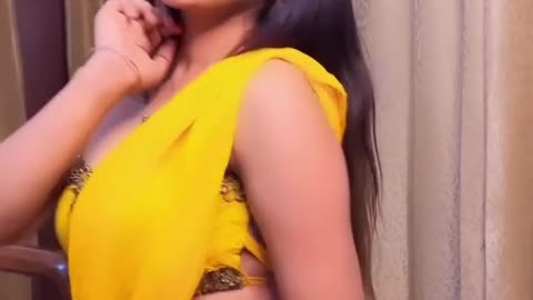 Pretty girl in yellow 💛💛💛💛💛