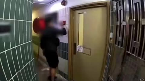 New video shows a Hong Kong resident attempting to trigger the fire alarm, but failed,
