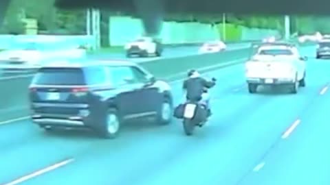 Miniván empuja a motociclista fuera de la autopista en EE.UU.