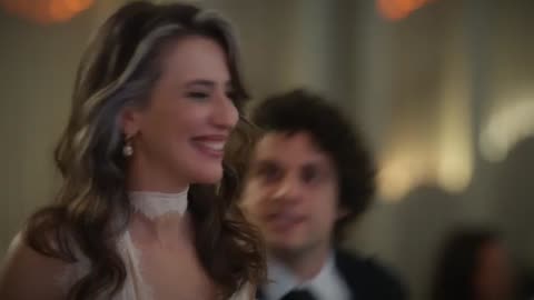 Efsun se viste de novia en la boda de Seren y Uras y desata el escándalo: “¿Se casa usted después?”