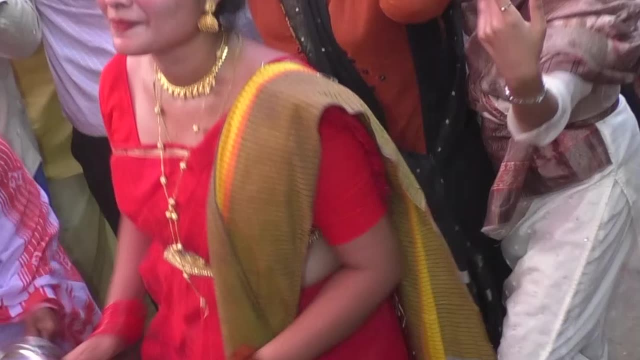 Watch the viral girl's jhumur playing.