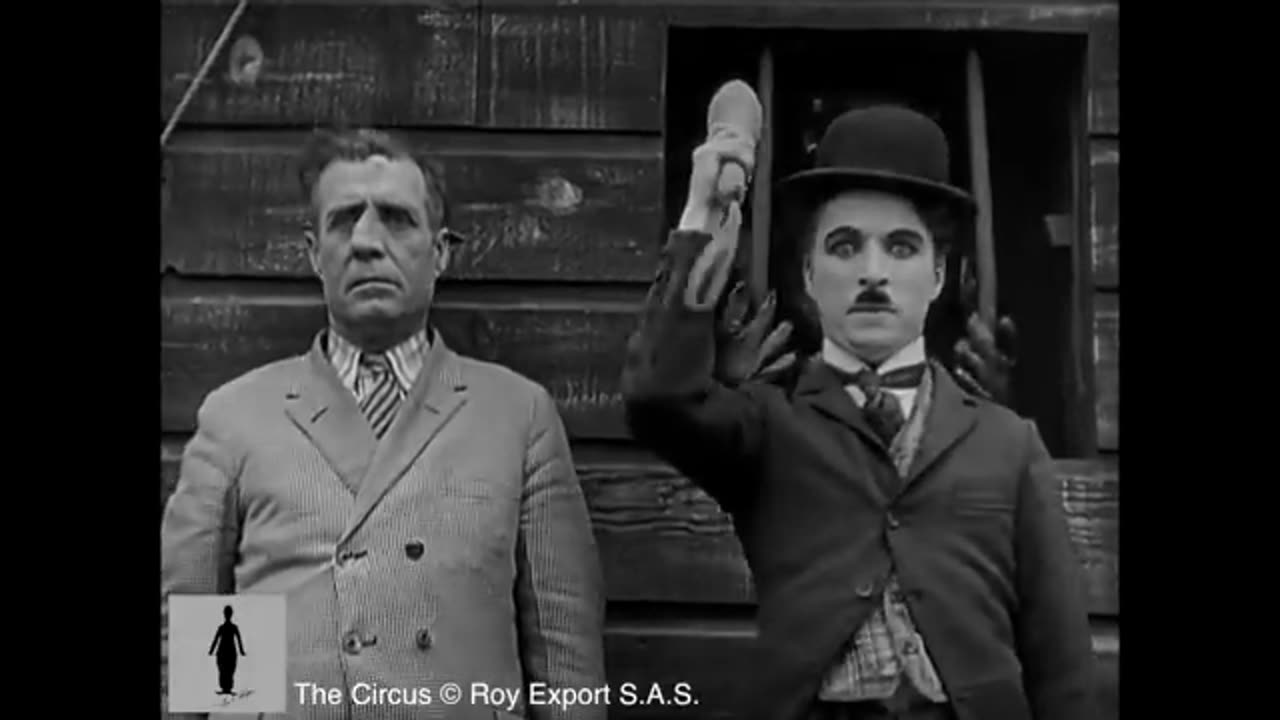 Charlie Chaplin, The fastest runner🤣🤣🤣😂😂😂