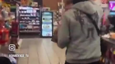 Neri vandalizzano un 7-11 in Canada