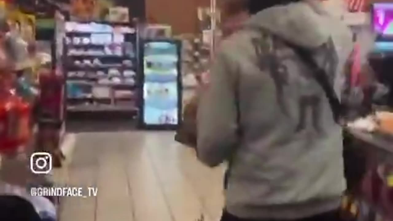 Neri vandalizzano un 7-11 in Canada