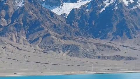 Bongbong Lake: A Gem of Turquoise and Serenity in the Heart of the Tibetan Plateau