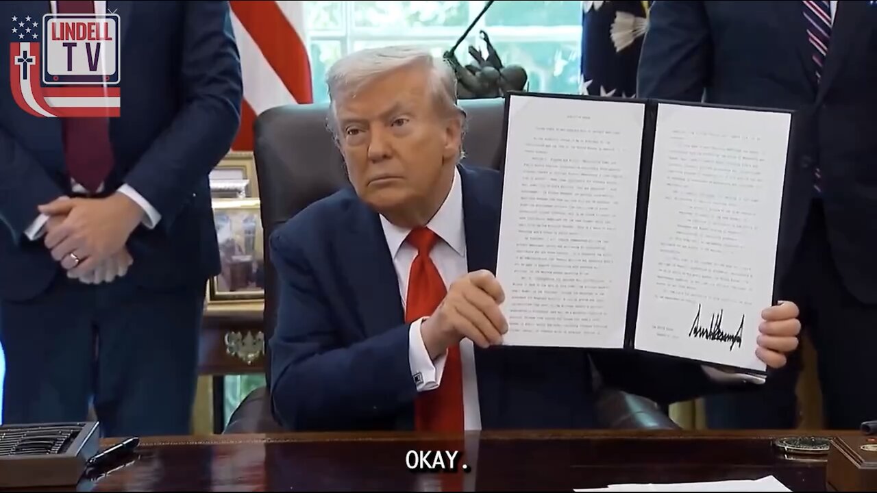 TRUMP❤️🇺🇸🥇🪽🕺SIGNS EXECUTIVE ORDERS🤍🇺🇸🏅🪽📑✍️IN WHITE HOUSE OVAL OFFICE💙🇺🇸🏅🪽🏛️⭐️