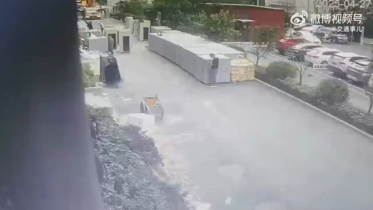 Crane falls - Man escapes death