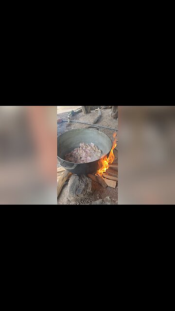 ASÍ se Hacen los Verdaderos Chicharrones Cubanos: ¡En Caldero Gigante y a Pura Leña!