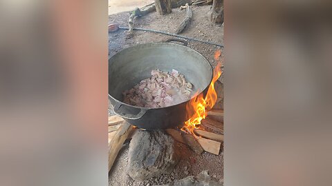 ASÍ se Hacen los Verdaderos Chicharrones Cubanos: ¡En Caldero Gigante y a Pura Leña!