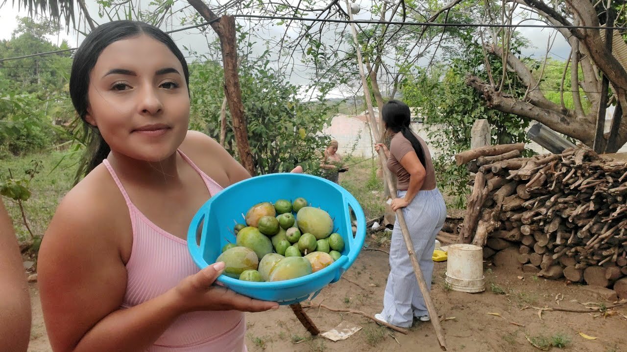 🔴-apiando mangos y jocotes😂 las chicas hacen todo lo posible por comer fruta😮