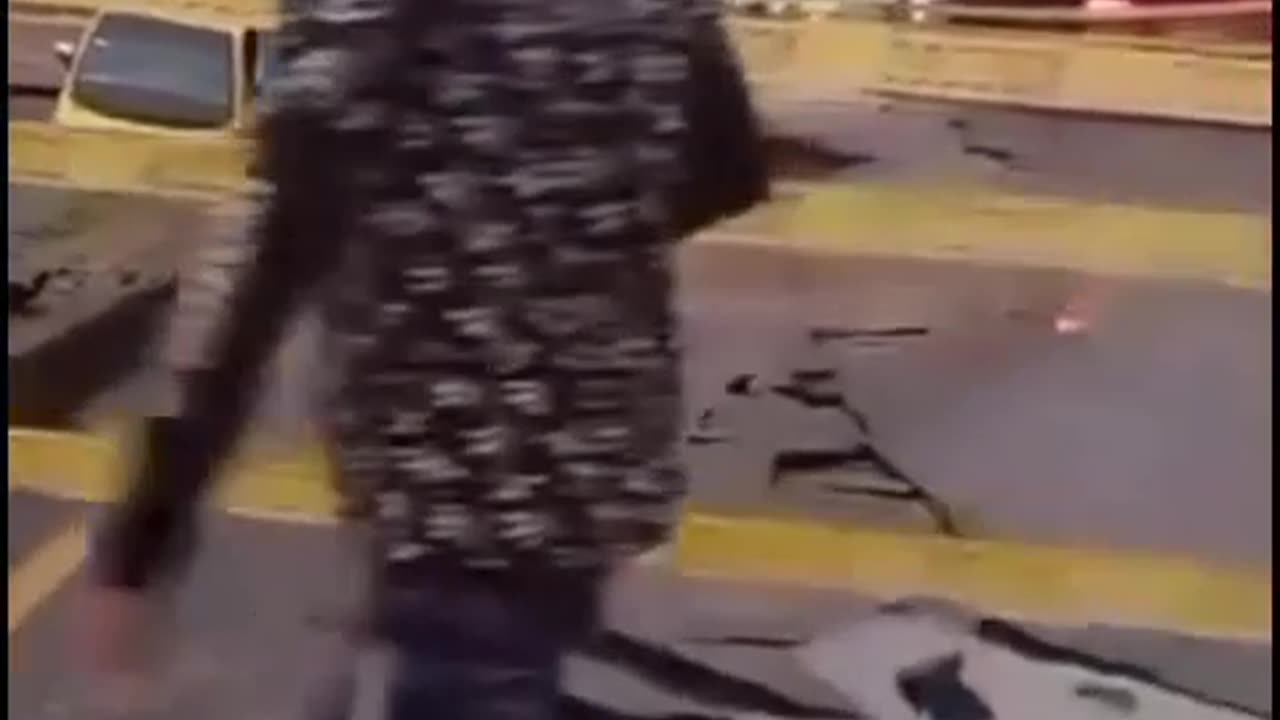 Taxi cayó en un enorme hueco tras hundimiento de la vía