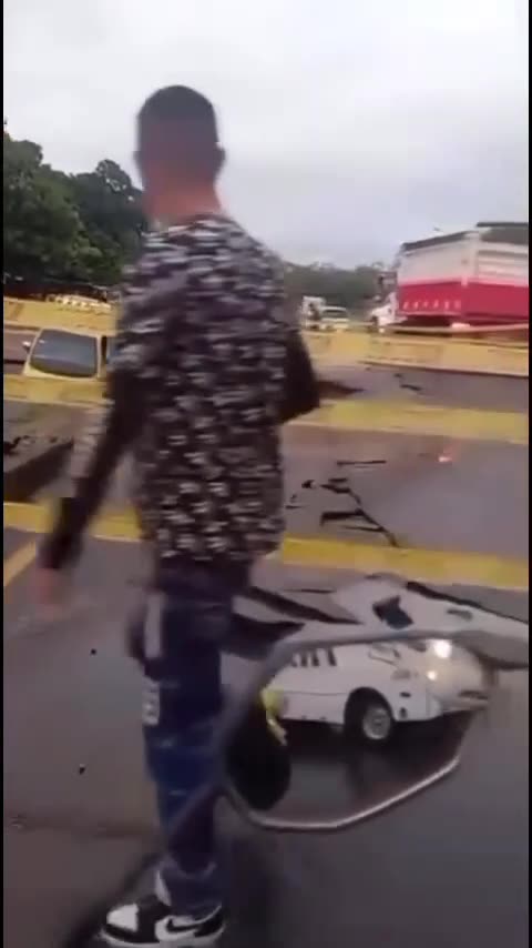 Taxi cayó en un enorme hueco tras hundimiento de la vía