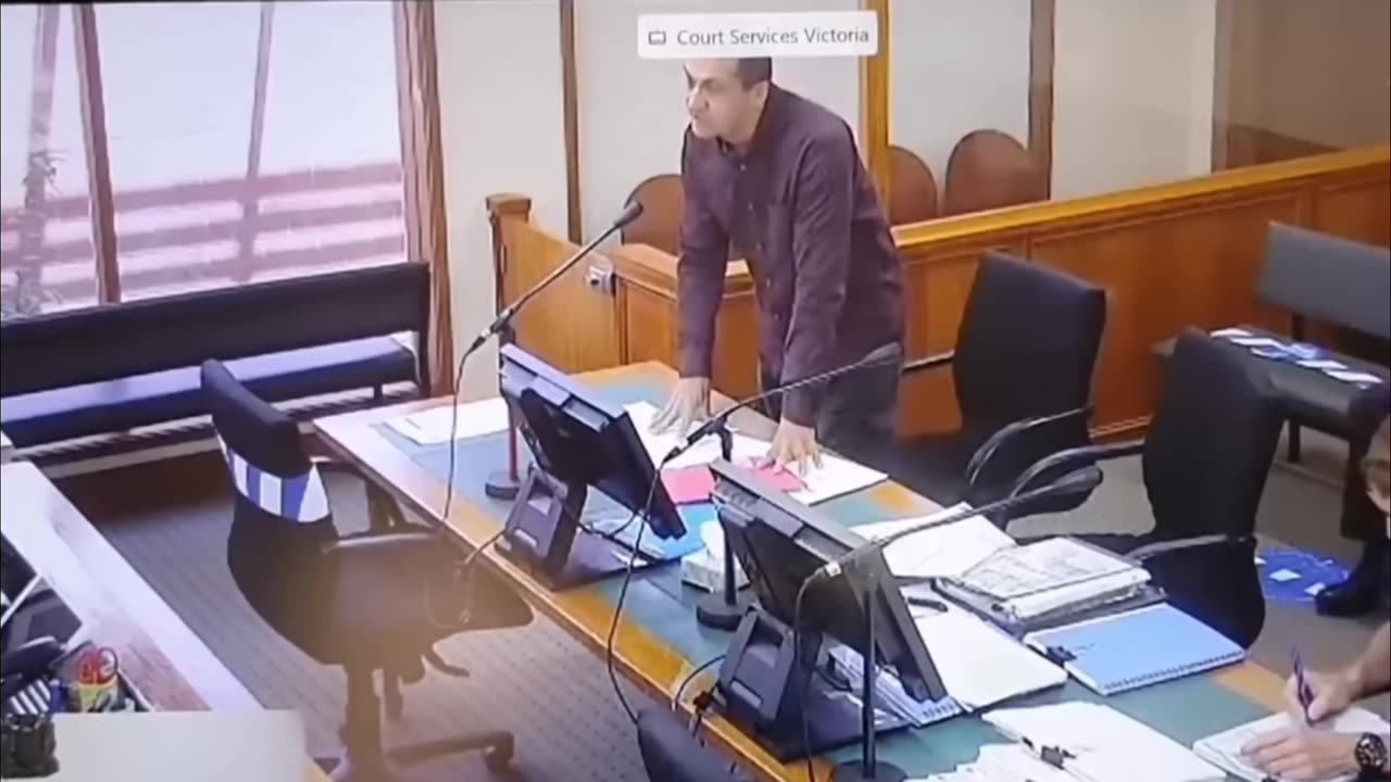 Australian Sovereign Citizen "Arrests" Judge