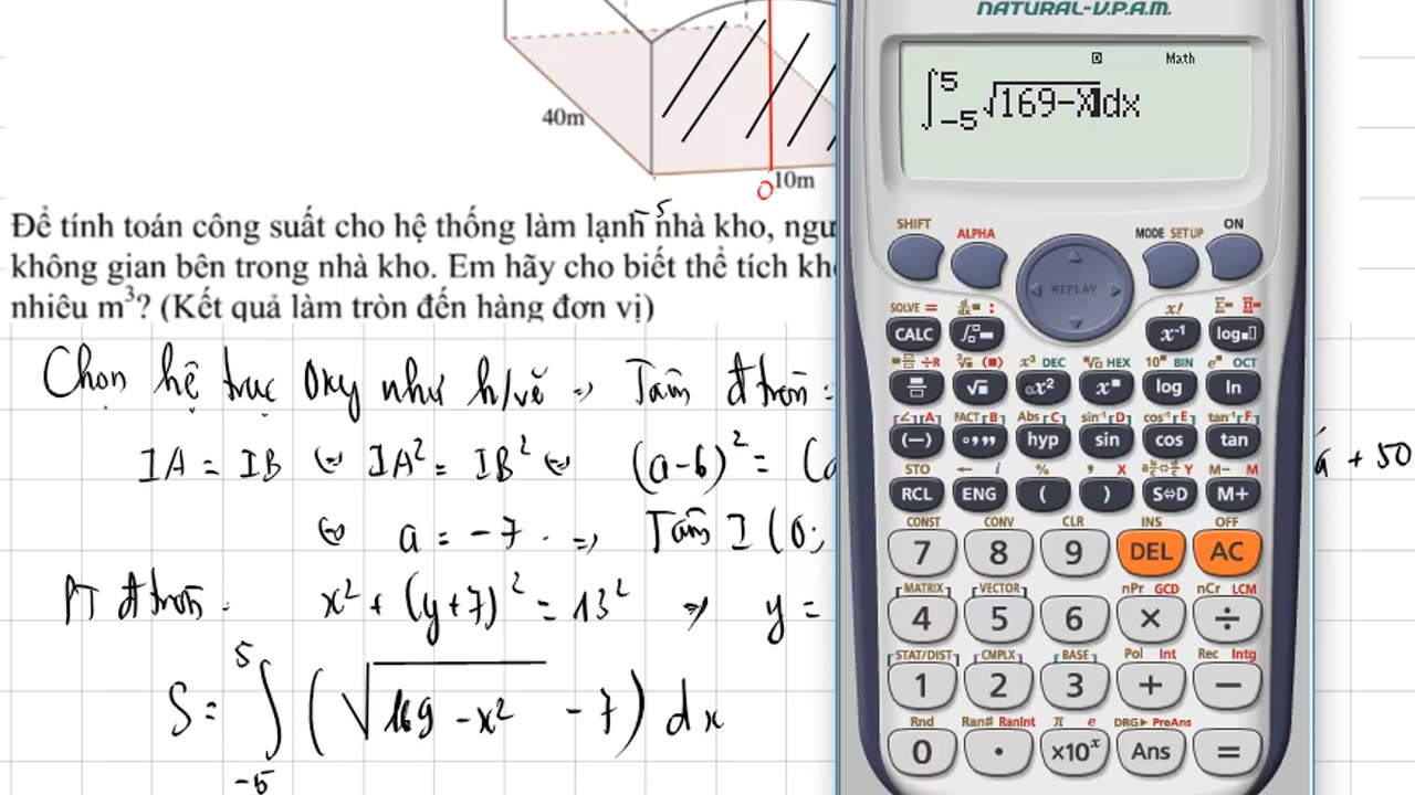 Một nhà kho có dạng khối hộp chữ nhật cùng phần mái phía trên được thiết kế dạng vòm cong...