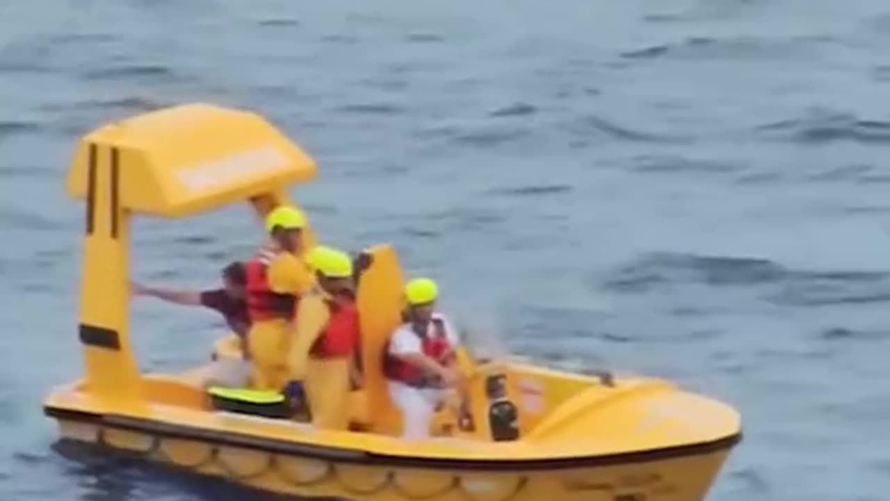 Отец спрыгнул с круизного лайнера, чтобы спасти дочь