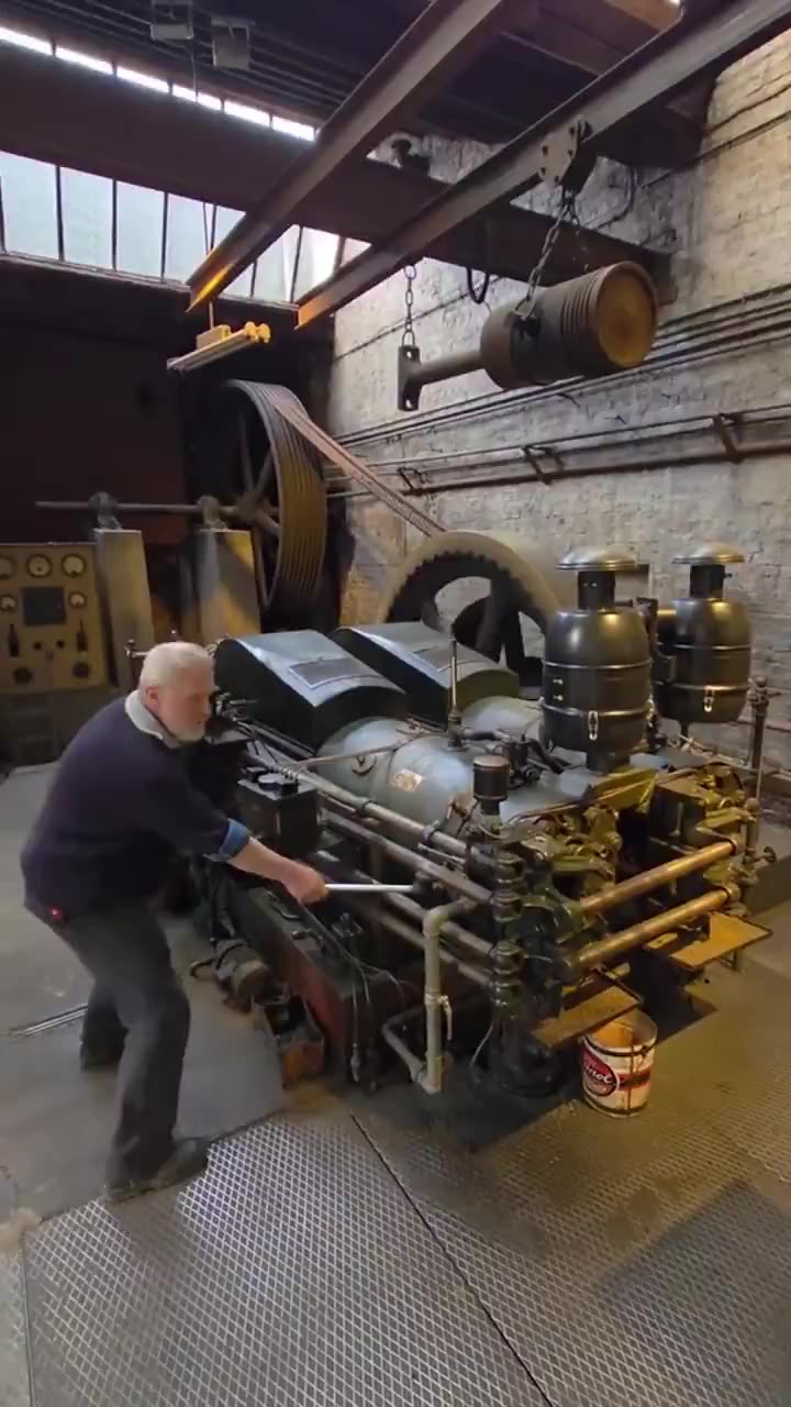 Starting a horizontal diesel engine by Motorenfabrik Herford Germany