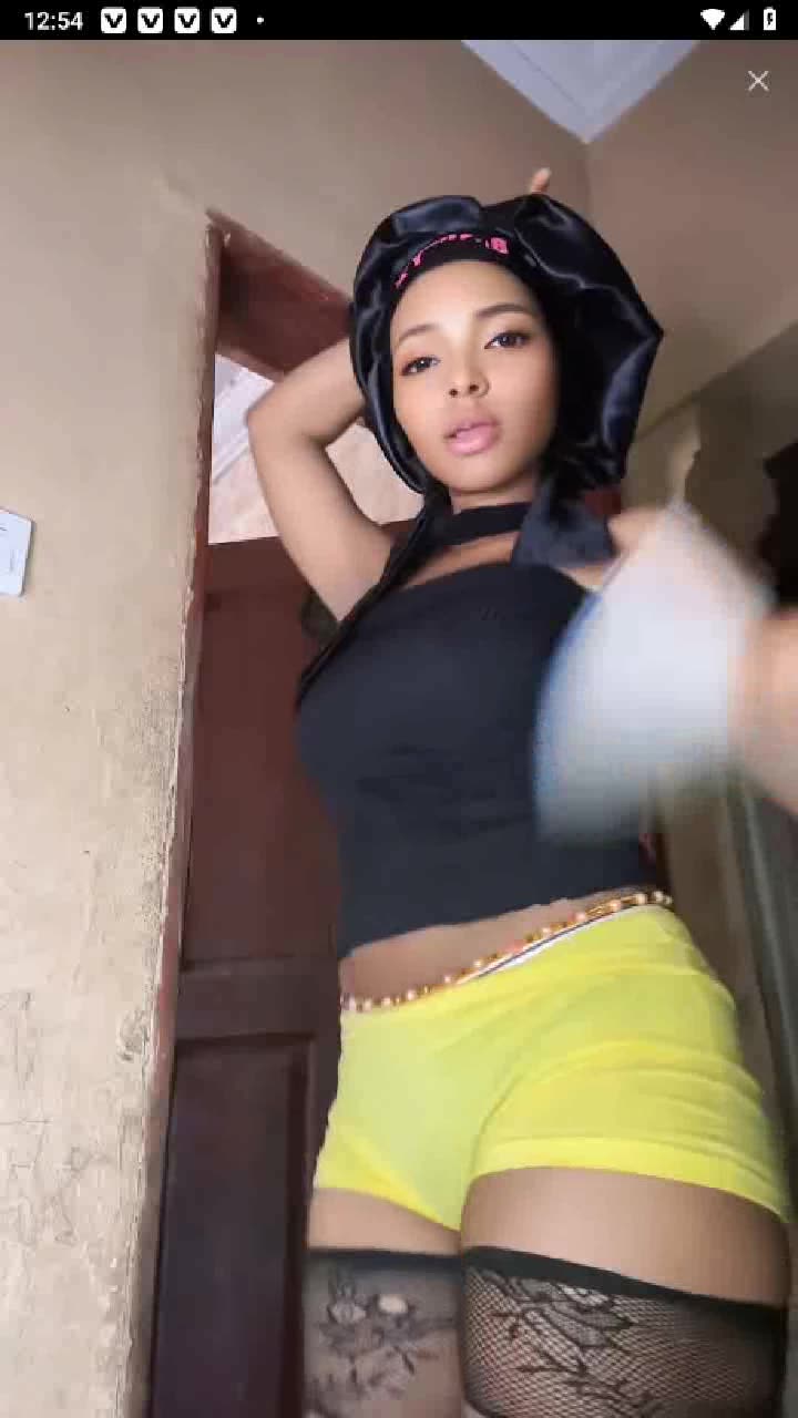 MINI JUPE ET SEX.Y . ELLE SAIT TWERK.ER