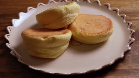 Turn 2 Eggs Into Fluffy Japanese Soufflé Pancakes!