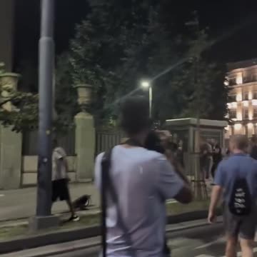 🔥🔥🔥 Ostrzeżenie dla „rządzących”! Kiedy ludzie mają dość, nikt u władzy nie jest już bezpieczny... choć wypuścili swoje psy na lud, i one też mają połamane zęby... protesty w Serbii...