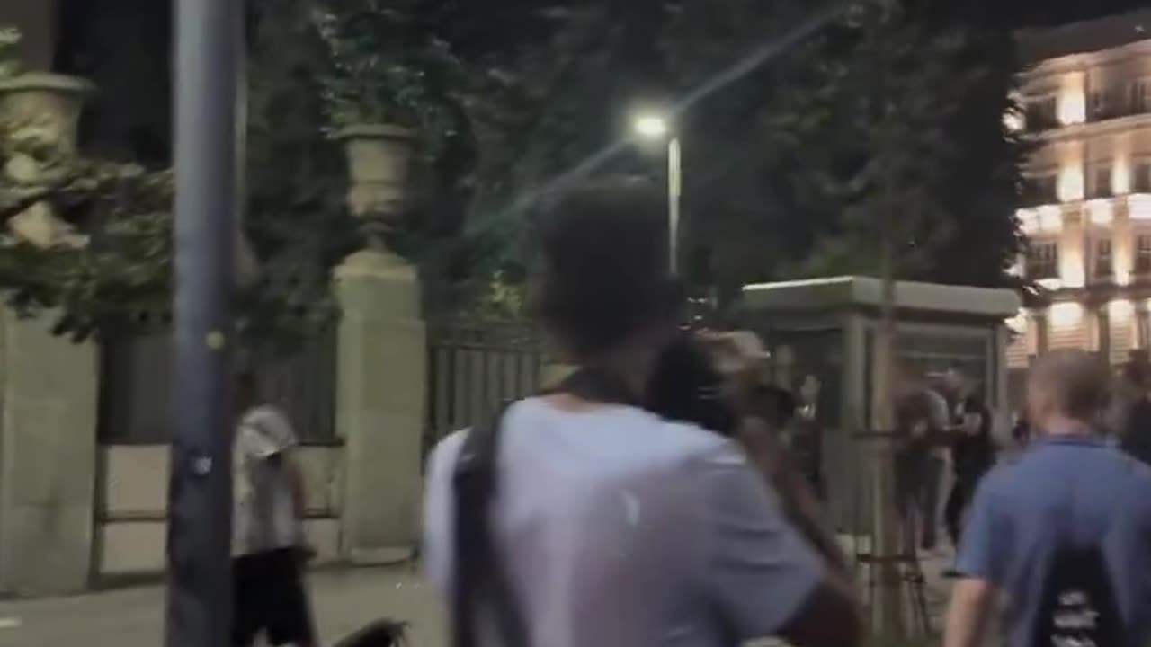 🔥🔥🔥 Ostrzeżenie dla „rządzących”! Kiedy ludzie mają dość, nikt u władzy nie jest już bezpieczny... choć wypuścili swoje psy na lud, i one też mają połamane zęby... protesty w Serbii...