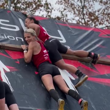 This is what teamwork’s all about helping each other reach the top both on the wall and in life🔥👏