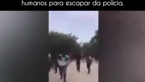 Criminosos utilizam moradores como escudos humanos para escapar da polícia.