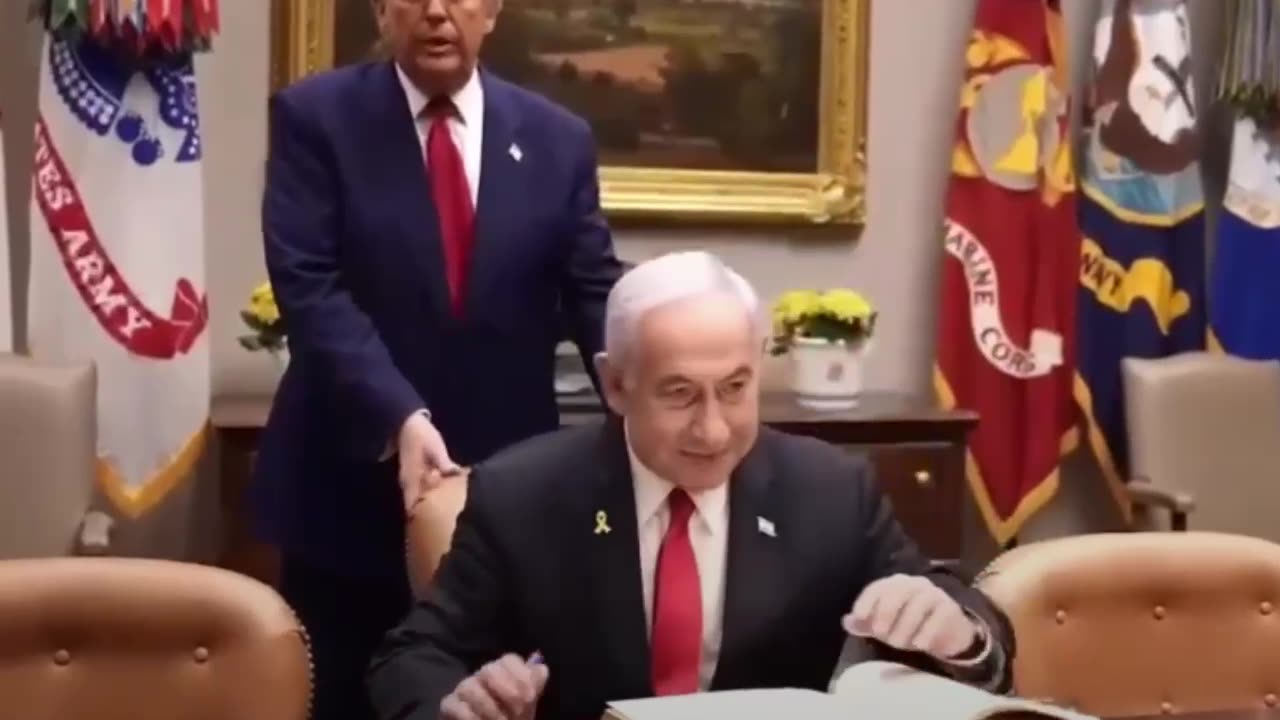 Trump le acerca una silla a Netanyahu