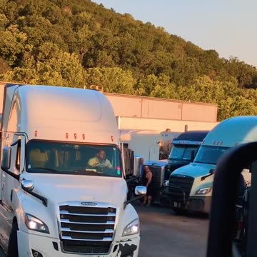 Forward instead of backwards #ourtruckinglife #truckesvlogs #reallifetruckers #longhaultrucker
