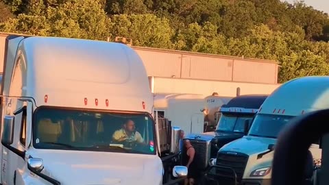 Forward instead of backwards #ourtruckinglife #truckesvlogs #reallifetruckers #longhaultrucker