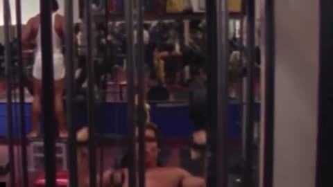 Arnold Schwarzenegger going all in on lat pulldowns during the golden era 💪
