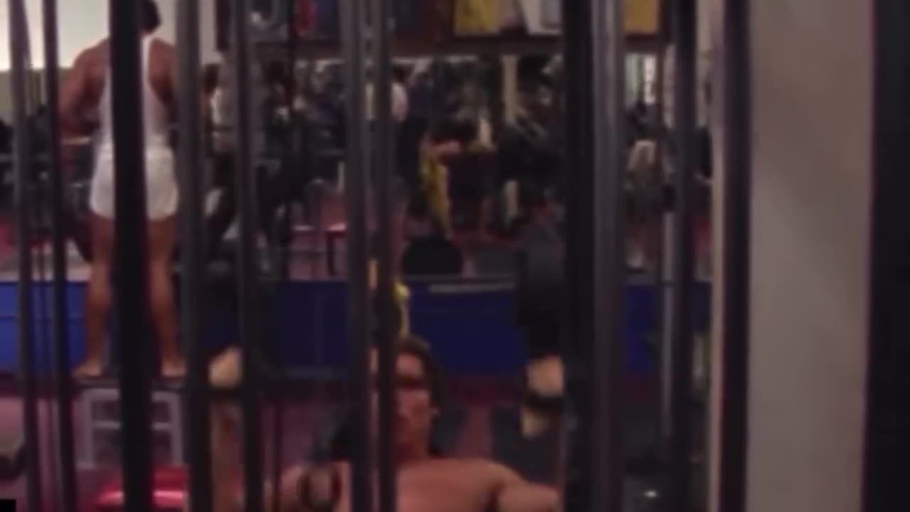 Arnold Schwarzenegger going all in on lat pulldowns during the golden era 💪