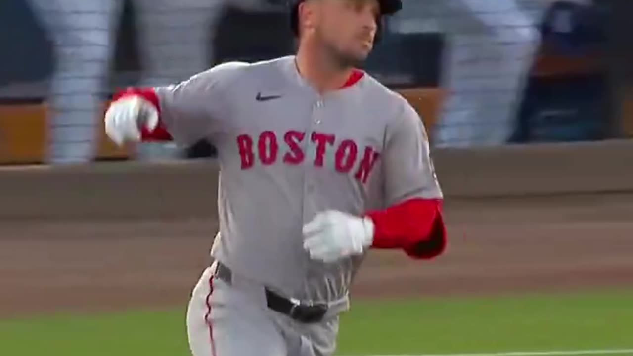 MLB - Alex Bregman homers for the third time this year 🔥